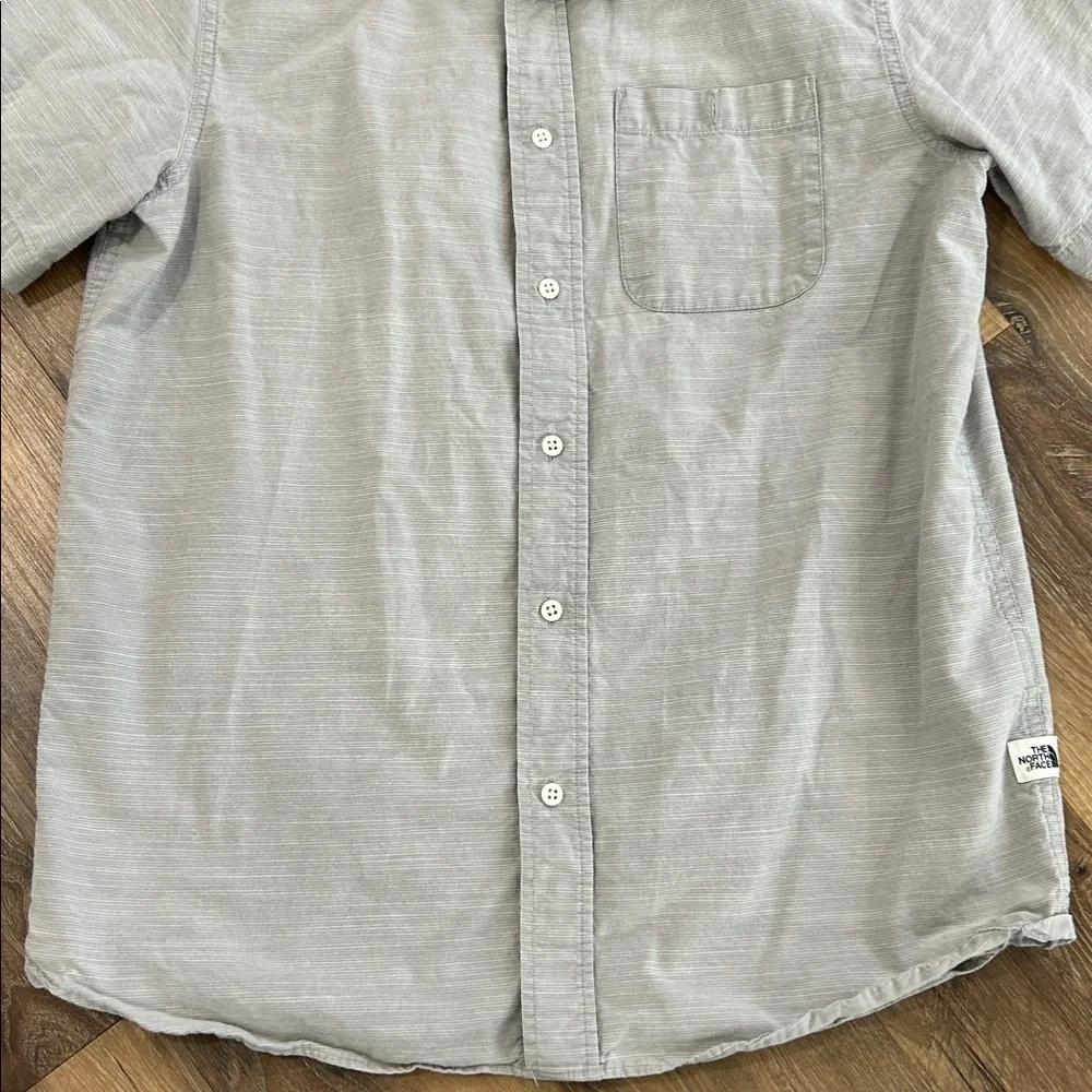 The North Face Mens Button Up Shirt Sz M Short Sleeve Gray light striped Shirt